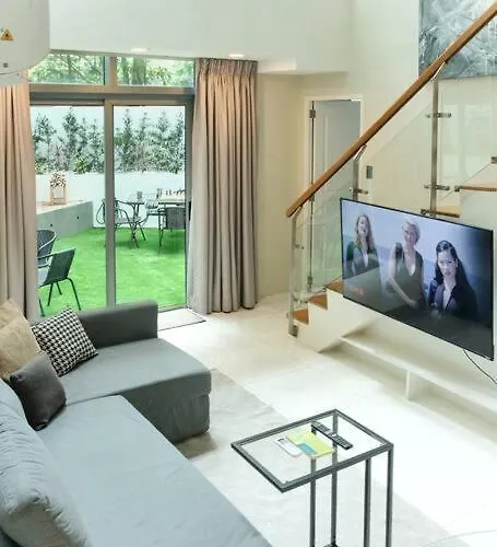 Loft 3br With Garden In Avant Bgc Parking With Fee